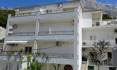 Apartementen Josip - 150 m from beach with free parking A1(3), A2(5), A3(2+2) Baska Voda - Riviera Makarska 