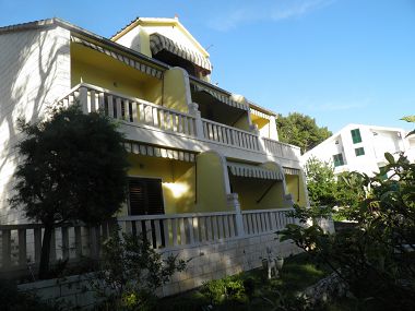 Apartementen Vese - 200 m from beach: SA1(2+1), SA2(2+1), SA3(2+1), A4(4) Brela - Riviera Makarska 