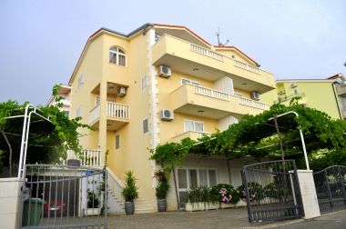 Apartementen Ivi - big parking and courtyard SA2(3), SA3(2+2), SA4(2+2), SA5(2+2), SA6(2+2) Makarska - Riviera Makarska 