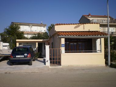 Apartementen Vito - 10 m from sea: A1(4), A2(4) Brodarica - Riviera Sibenik 