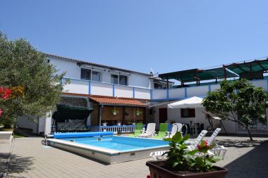 Apartementen Den - with pool: B1(2+2), A2(2+2), C3(2+2) Tribunj - Riviera Sibenik 