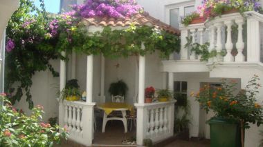 Apartementen Ksenija - with garden & BBQ: SA1(2+1), SA2(2+1), SA3(2+1), A4(2+2), A5(2+2) Vodice - Riviera Sibenik 