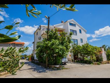 Apartementen Milica - parking and garden: A1(6), SA2 gornji(2), SA3 donji(2), A4(2+1) Kastel Luksic - Riviera Split 
