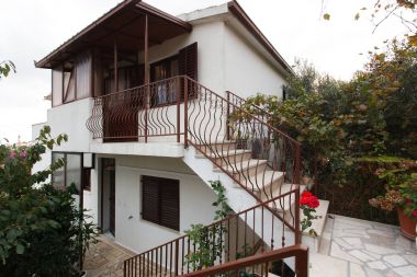 Apartementen Zeljko - with garden: A1(4), SA2(2+1) Seget Vranjica - Riviera Trogir 