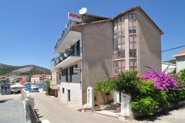 Apartementen Snježa - 20 m from the sea : A1(9), A2(6+2) Seget Vranjica - Riviera Trogir 