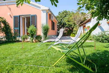 Vakantiehuizen Mirjana - beautiful garden with barbecue: H(4+1) Trogir - Riviera Trogir  - Kroatië 