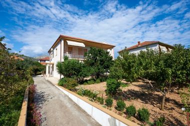 Apartementen en kamers Ivo - with garden: A1(2+2), R1(2+1), R2(2) Trogir - Riviera Trogir 