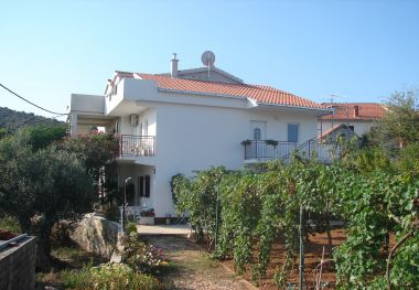 Apartementen Slaven - 50 m from beach: A1(4+2), A2(2+1), A3(4+1) Vinisce - Riviera Trogir 
