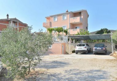 Apartementen Josi - 150 m from sea: A1(4+1), A2(4+1), A4(4+1) Vinisce - Riviera Trogir 