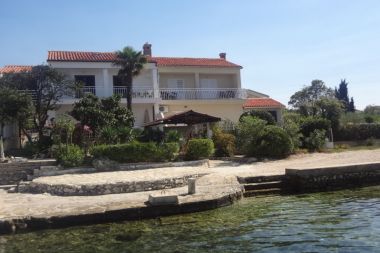 Apartementen Andri - 5 m from the beach : A1(4), A2-donji(2+2) Petrcane - Riviera Zadar 