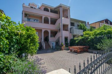 Apartementen Marinka - with backyard; A1(4), A2(4) Zadar - Riviera Zadar 