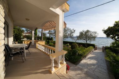 Vakantiehuizen Villa Petar 1 - 10m from sea: H(4) Zadar - Riviera Zadar  - Kroatië 