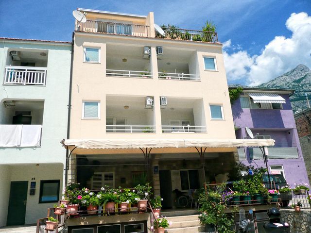 Apartementen Ivica - 100m from the beach: SA1(2+1) ljubicasti, SA3(2) narancasti Makarska - Riviera Makarska 