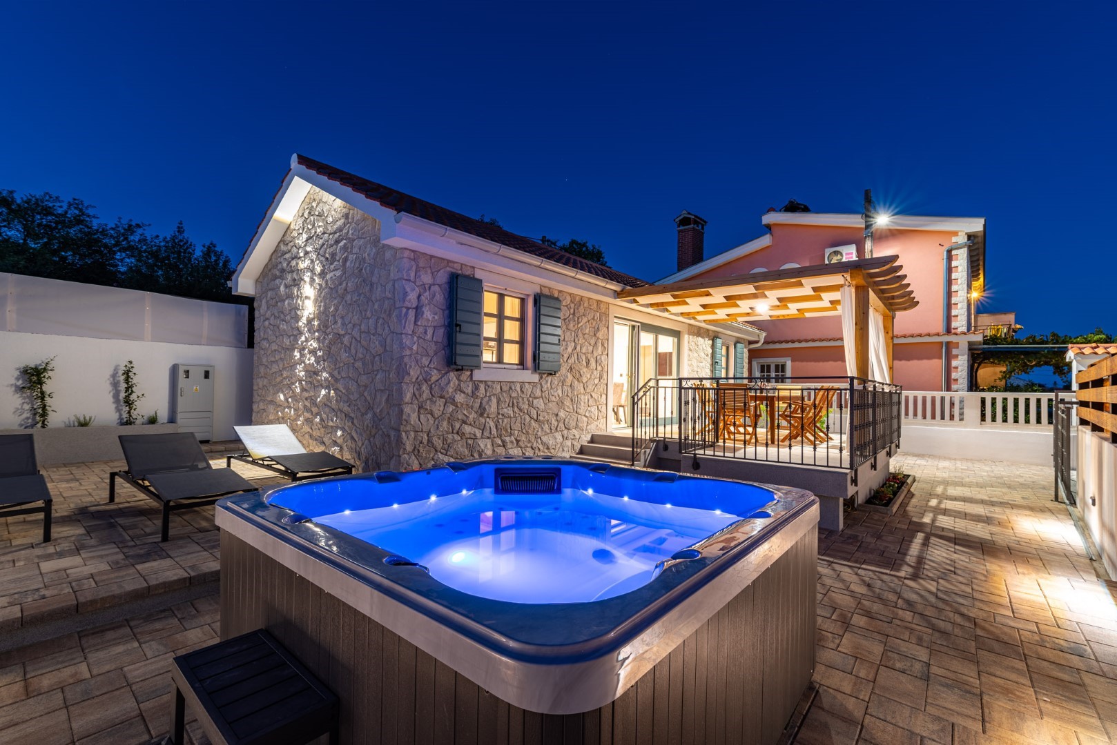 Vakantiehuizen Sanya - stone house with outdoor hot tub: H(4) Sukosan - Riviera Zadar  - Kroatië 